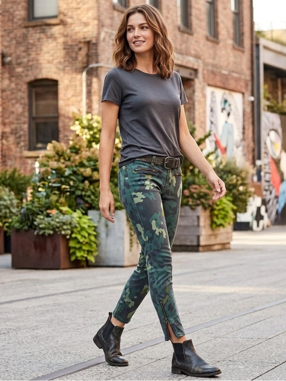 Cabi women’s 4 camo jeans
with zip pocket and ankle accents.
EUC low rise sz 4